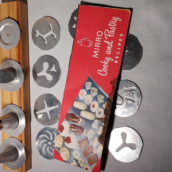 Vintage Mirro Cookie and Pastry Press in Original Box With Recipe Booklet - Picture 11 of 14